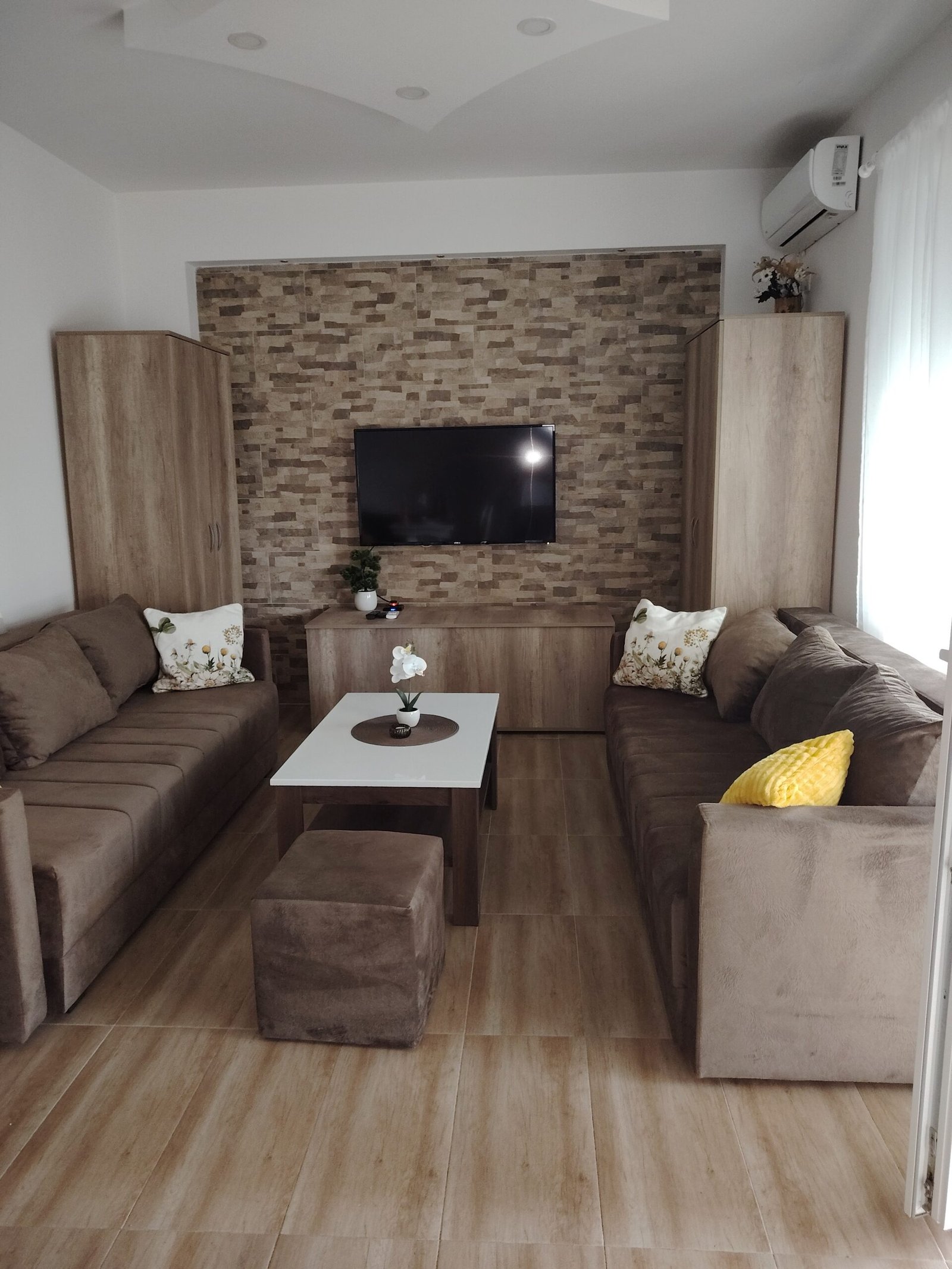 Dnevni boravak sa prostorom za sedenje i televizorom u Studiju 1 Tikvara Living