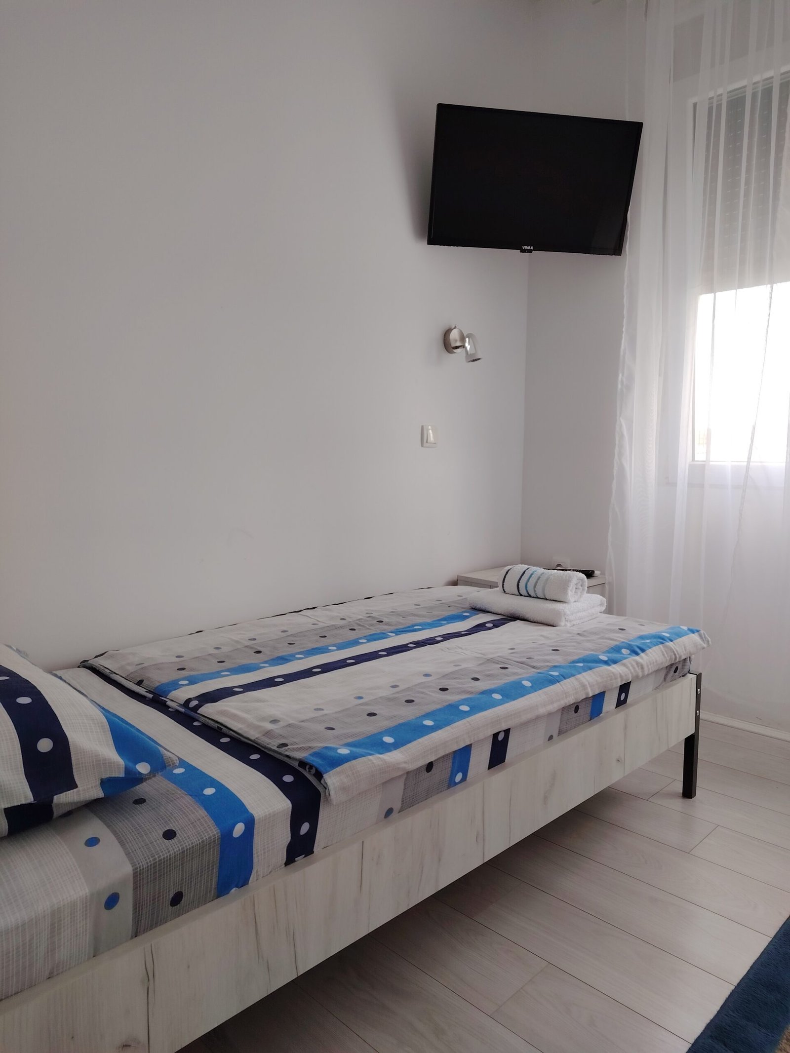 Bračni krevet sa pripremljenim peškirima u Sobi 1 Tikvara Living
