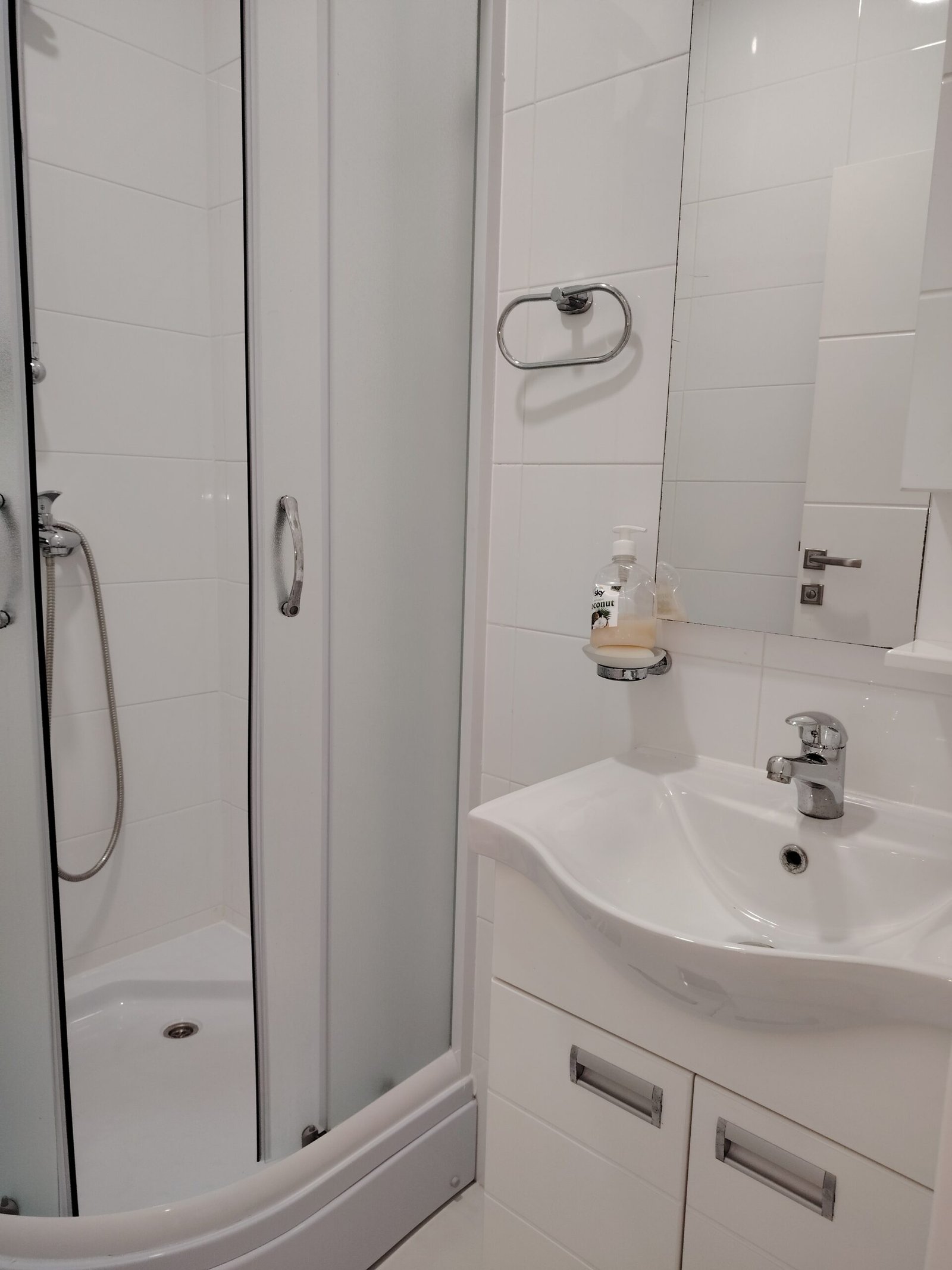 Bračni krevet sa pripremljenim peškirima u Sobi 1 Tikvara Living