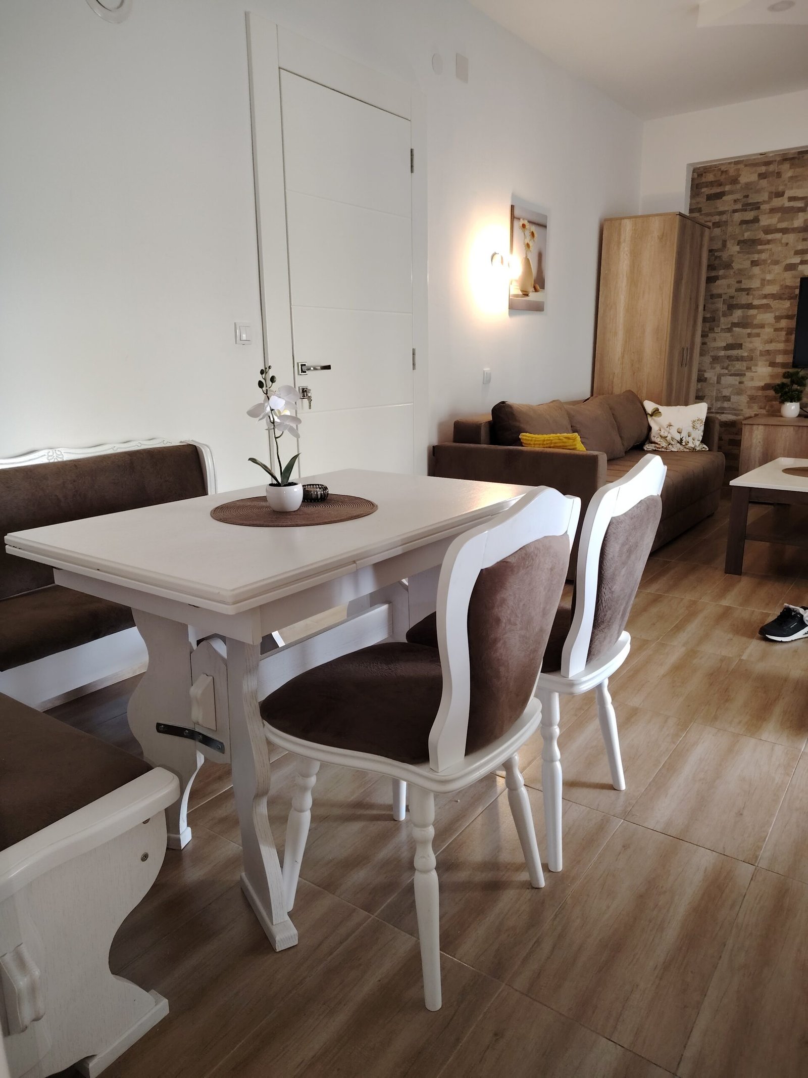 trpezarijski sto u apartmanu 1 Tikvara Living