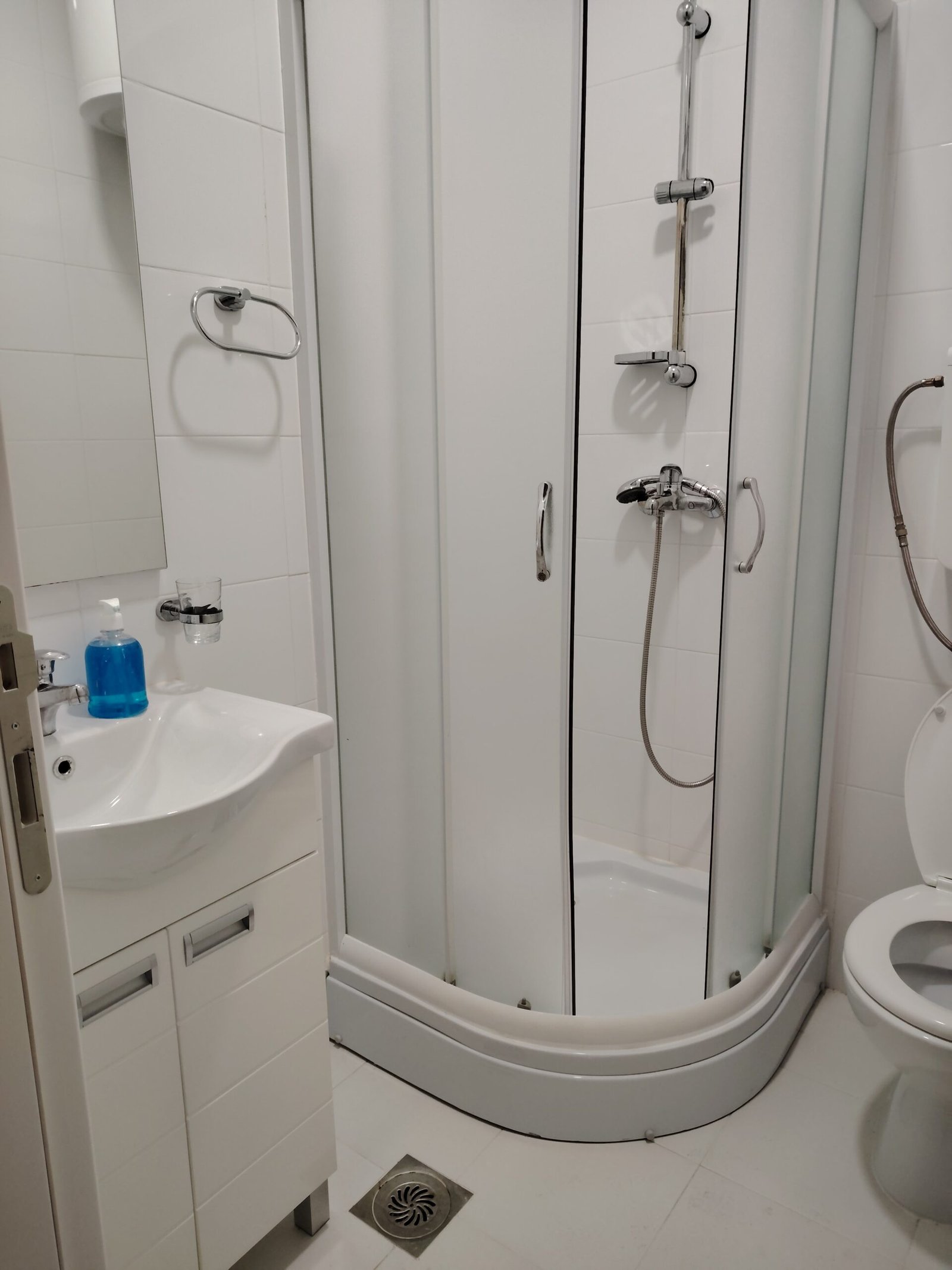 Kupatilo sa umivaonikom i tuš-kabinom u Sobi 1 Tikvara Living