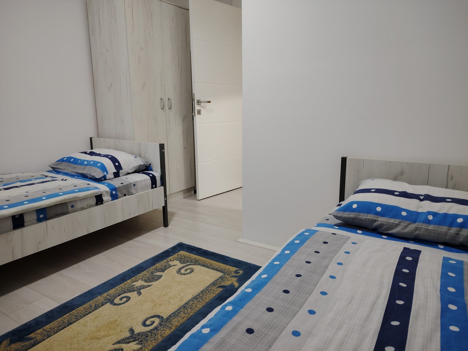 Bračni krevet sa pripremljenim peškirima u Sobi 1 Tikvara Living