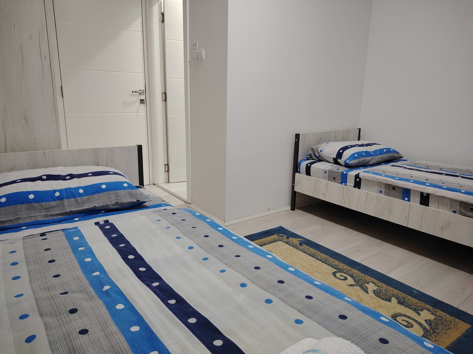 Bračni krevet sa pripremljenim peškirima u Sobi 1 Tikvara Living
