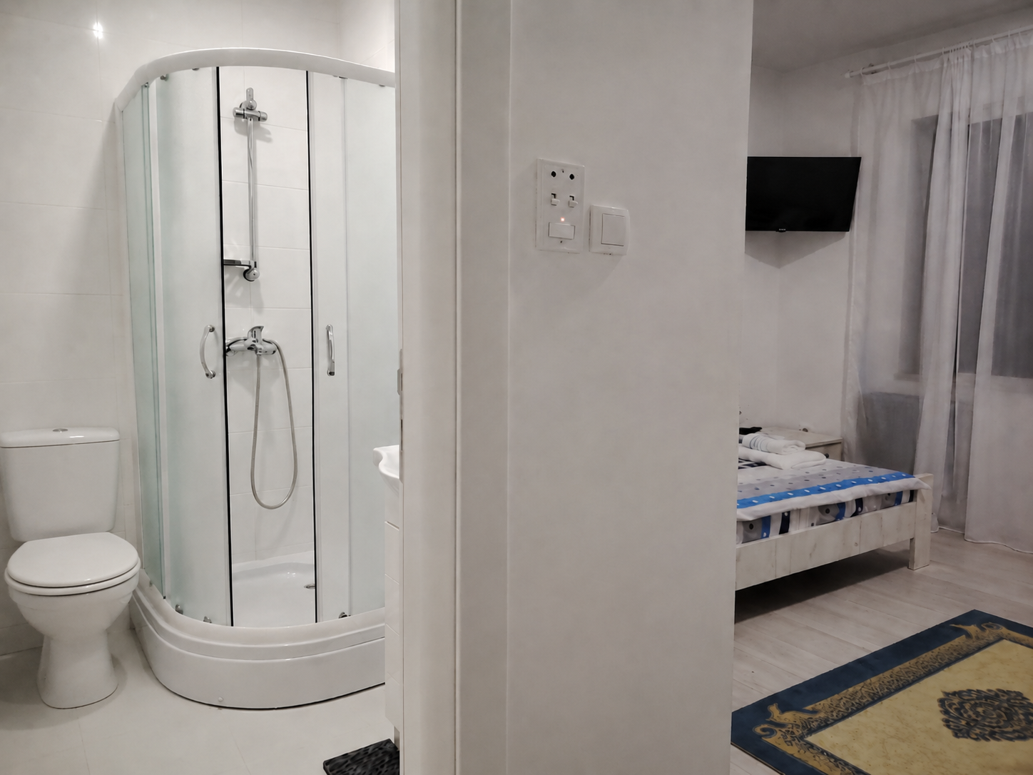 Bračni krevet sa pripremljenim peškirima u Sobi 1 Tikvara Living
