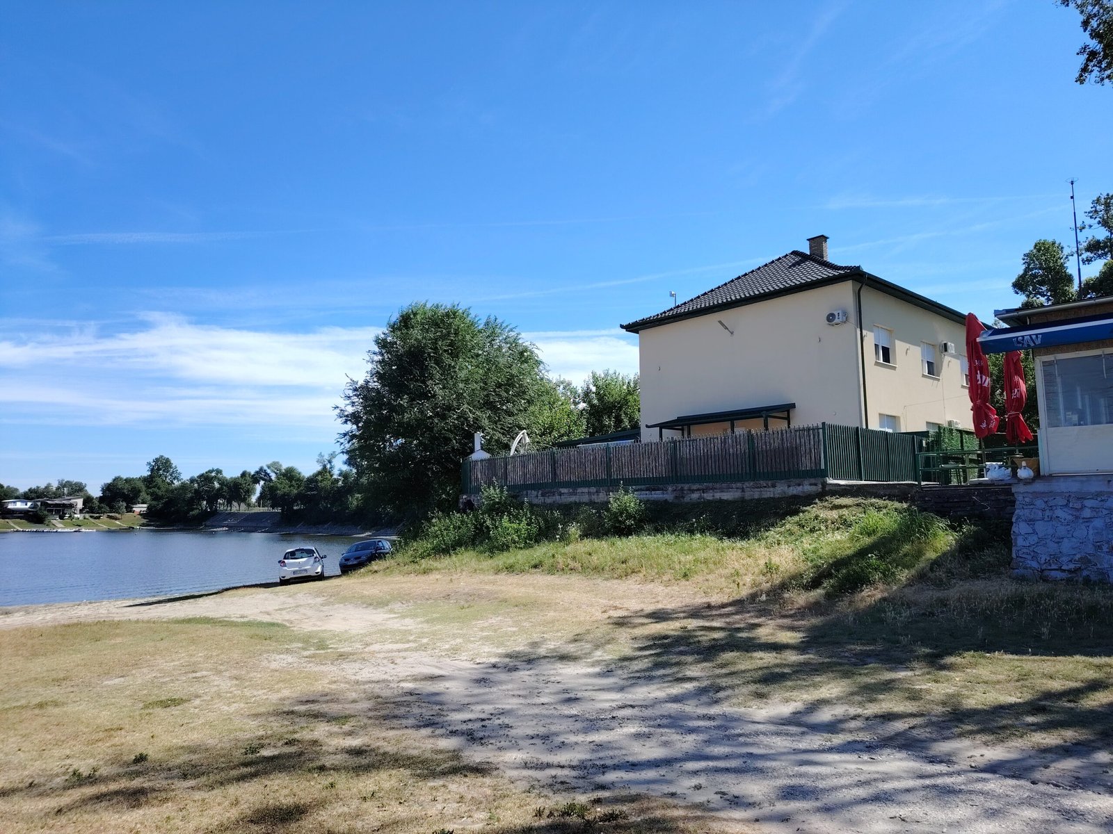 Tikvara Living pored jezera Tikvara u Bačkoj Palanci