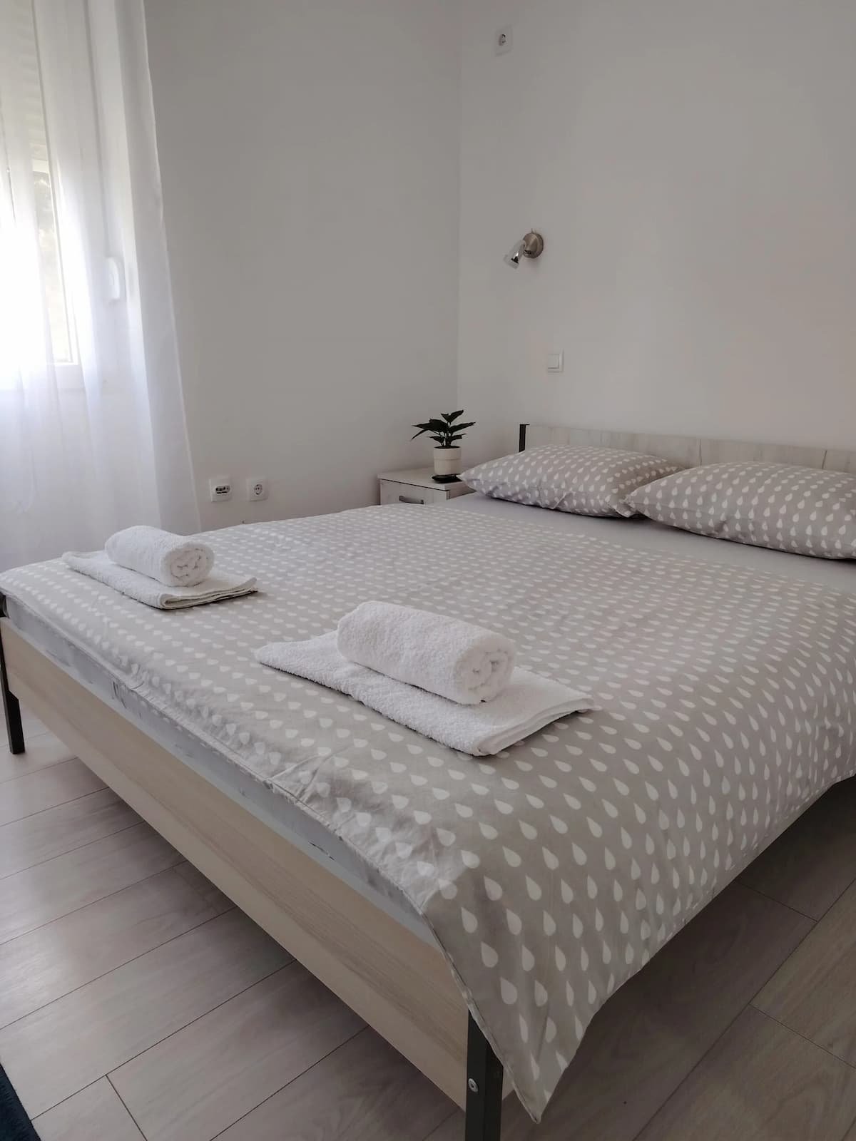 Bračni krevet u Sobi 1 Tikvara Living