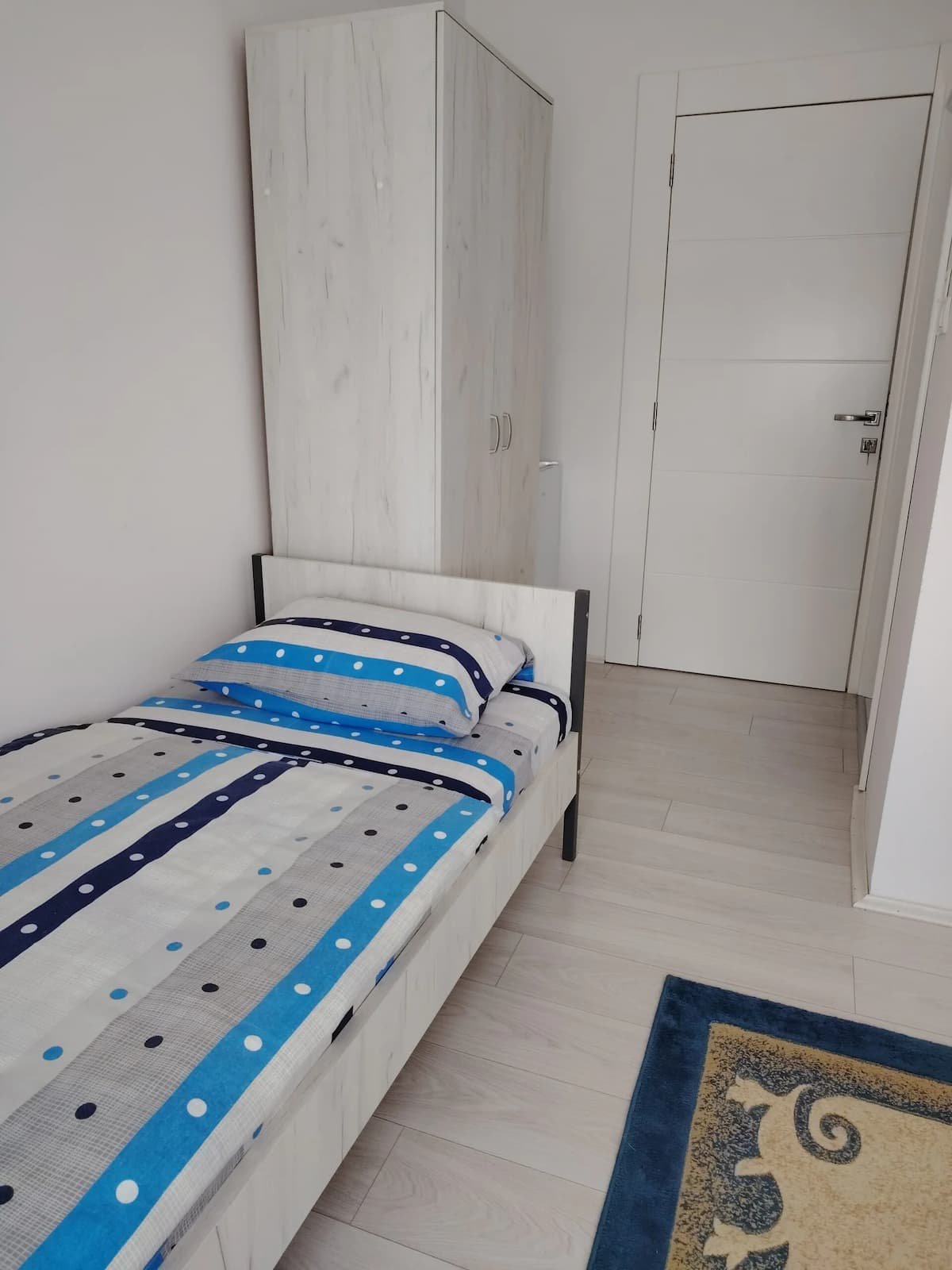 Dva singl kreveta i ormar u Sobi 2 Tikvara Living